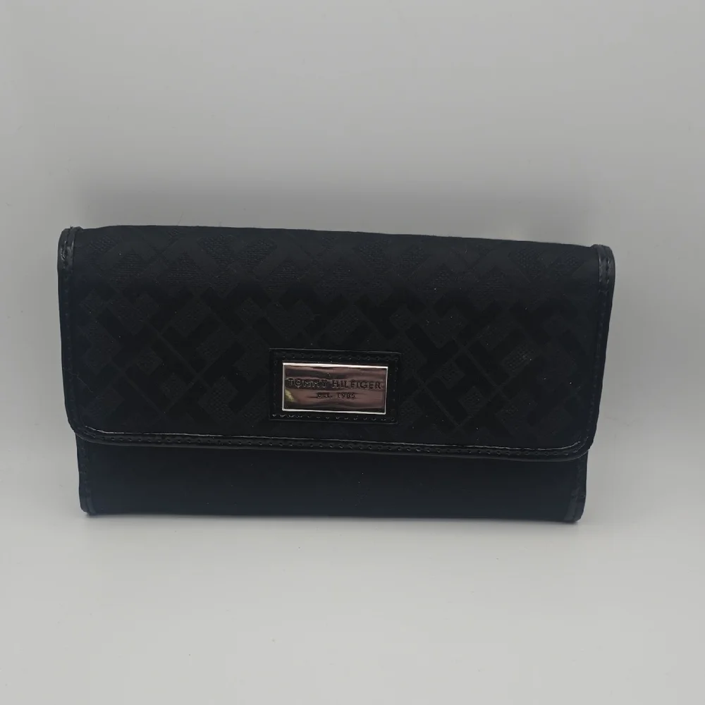 Tommy Hilfiger Black TH Mono W/ Silver Hardware Long Snap Wallet (EUC)🩶🖤🩶